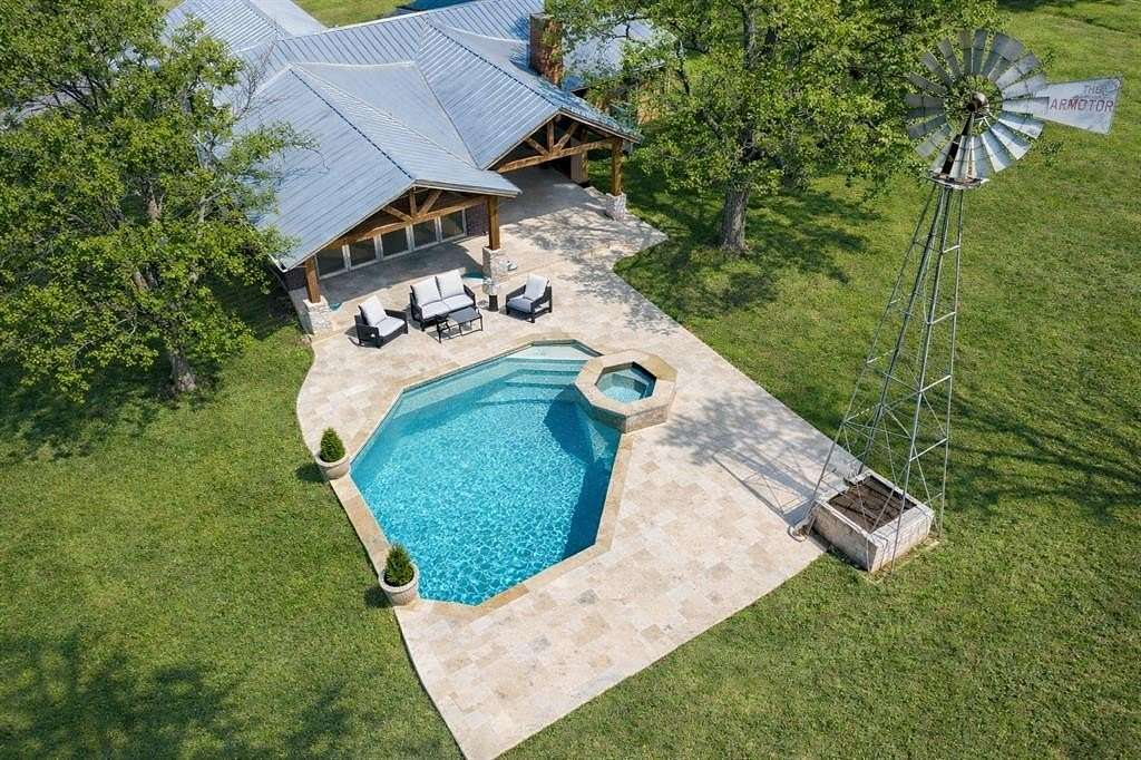 25 Acres of Land with Home for Sale in Whitesboro, Texas