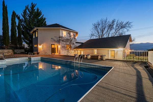 7.48 Acres of Residential Land with Home for Sale in Medford, Oregon