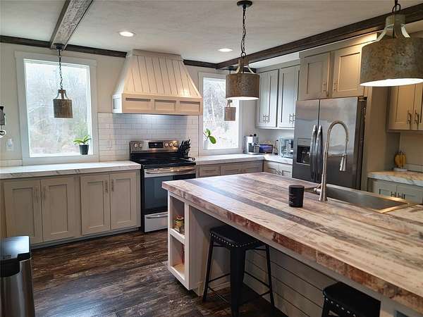 2.5 Acres of Residential Land with Home for Sale in Teague, Texas