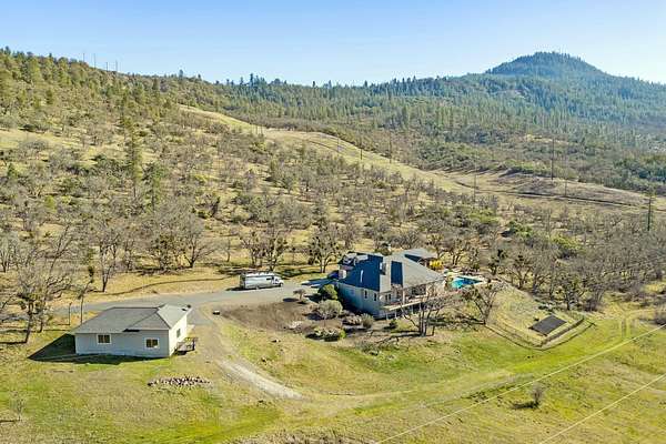9.85 Acres of Residential Land with Home for Sale in Medford, Oregon