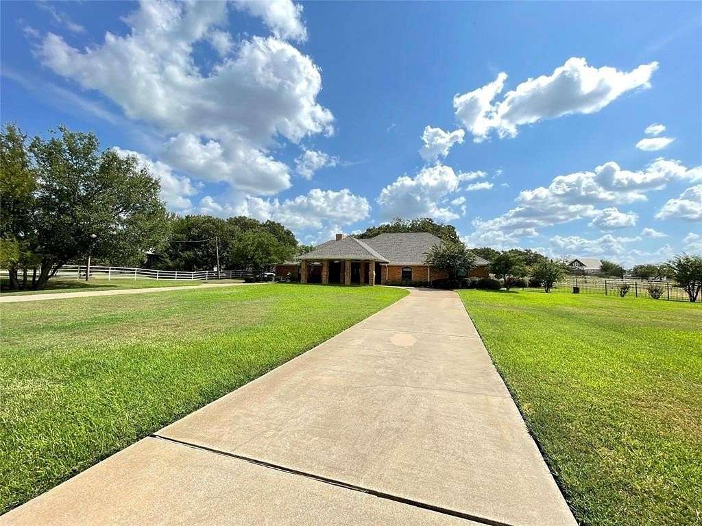 2.14 Acres of Residential Land with Home for Lease in Mansfield, Texas