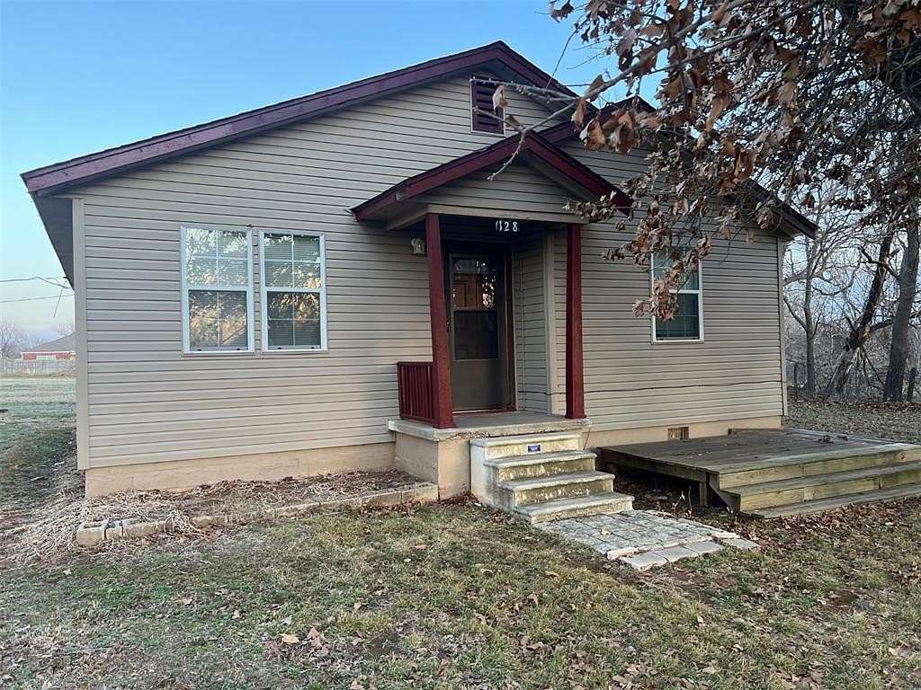 2.6 Acres of Residential Land with Home for Sale in Midwest City, Oklahoma