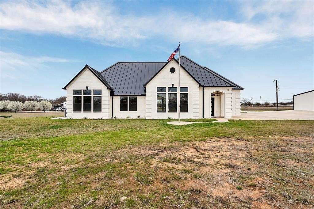 5 Acres of Residential Land with Home for Lease in Van Alstyne, Texas