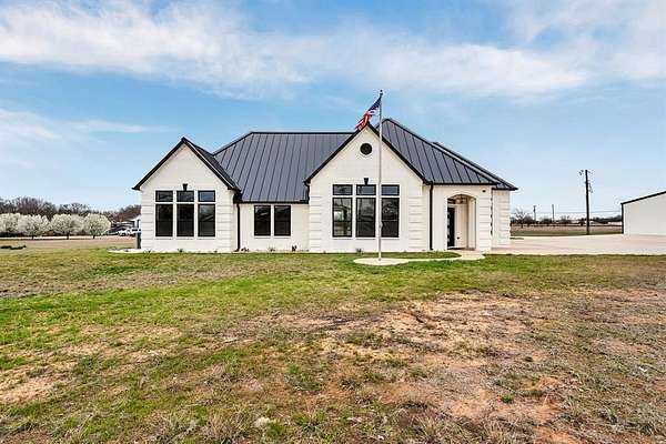 5 Acres of Residential Land with Home for Lease in Van Alstyne, Texas