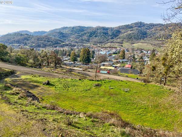 5 Acres of Residential Land for Sale in Roseburg, Oregon