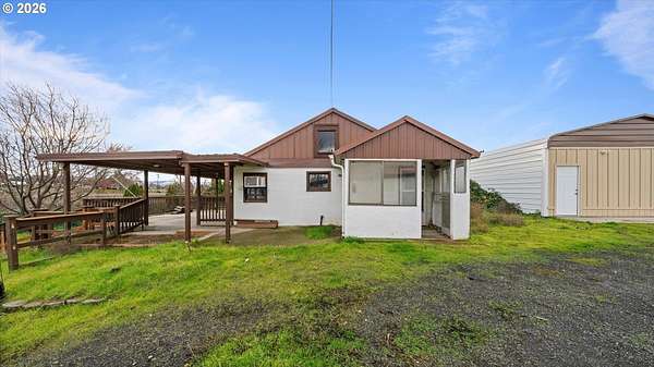 3.66 Acres of Residential Land with Home for Sale in Milton-Freewater, Oregon