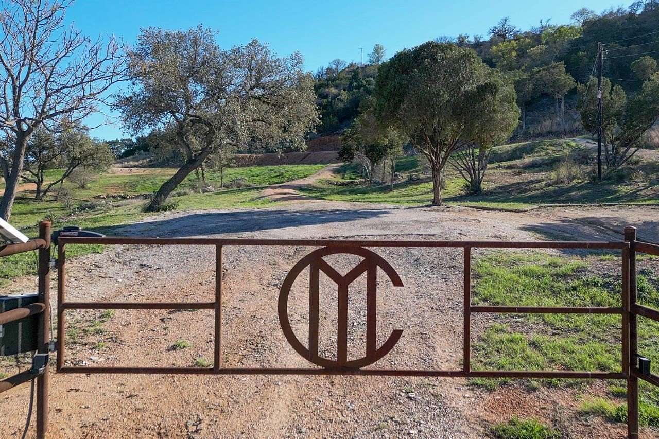 1.27 Acres of Land for Sale in Cottonwood Shores, Texas