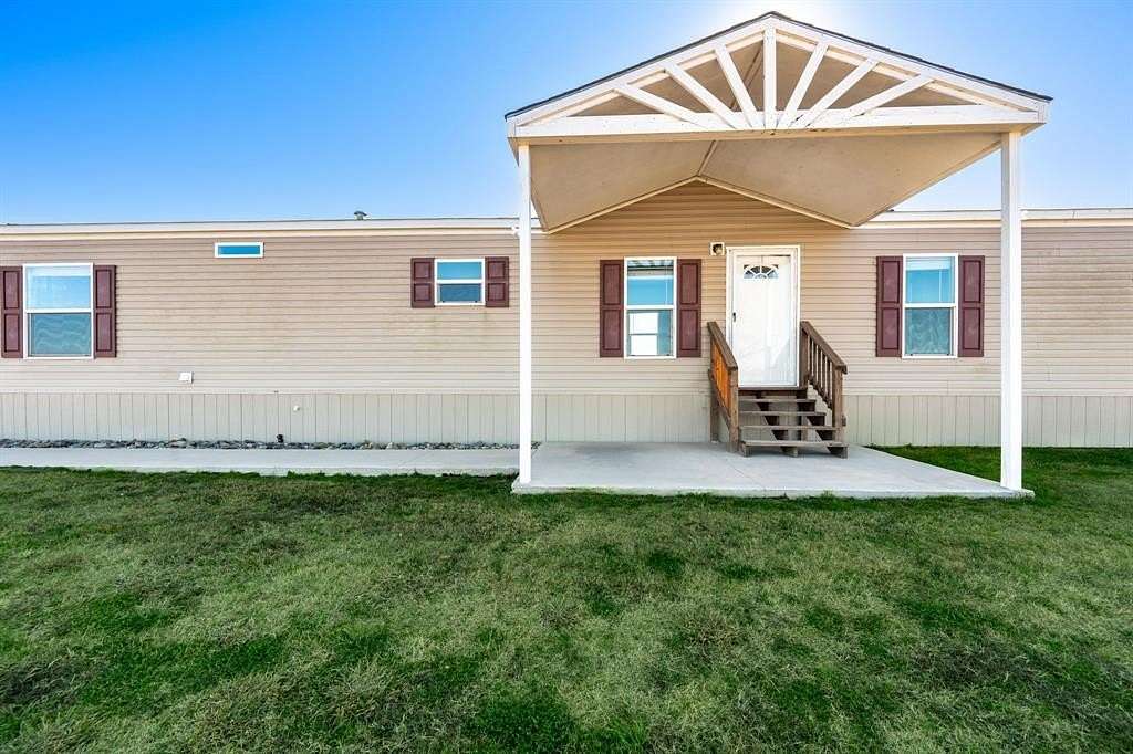 5.18 Acres of Residential Land with Home for Lease in Caddo Mills, Texas