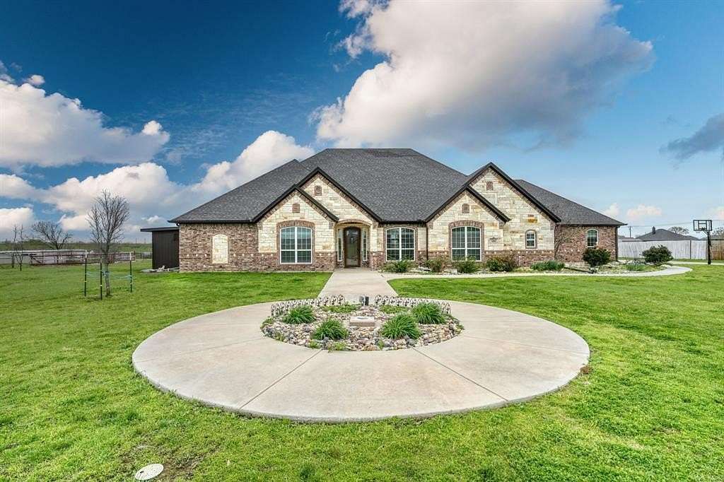 13 Acres of Land with Home for Lease in Ponder, Texas