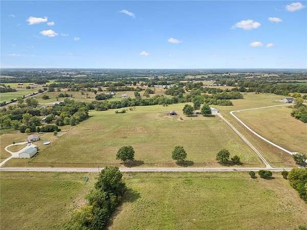 10 Acres of Residential Land with Home for Sale in Centerview, Missouri