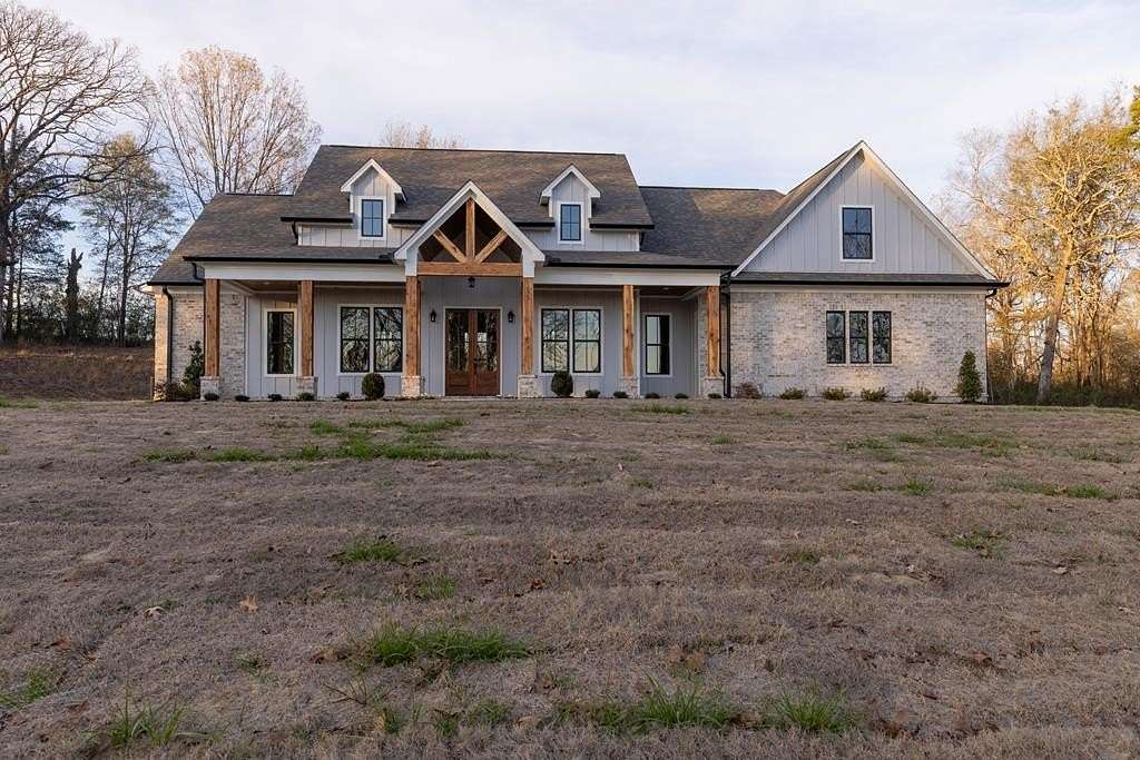 2 Acres of Residential Land with Home for Sale in Coldwater, Mississippi