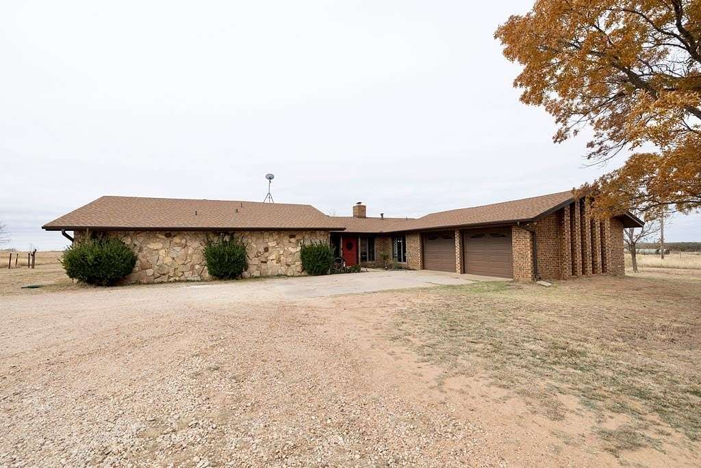 6 Acres of Residential Land with Home for Sale in Colorado City, Texas