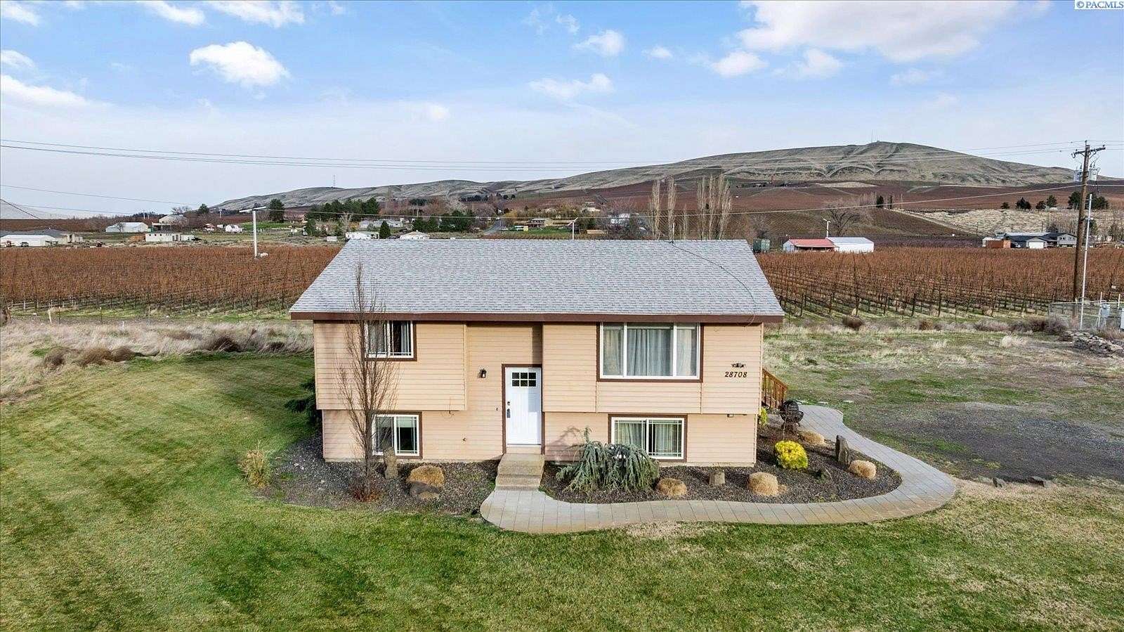 2 Acres of Residential Land with Home for Sale in Benton City, Washington