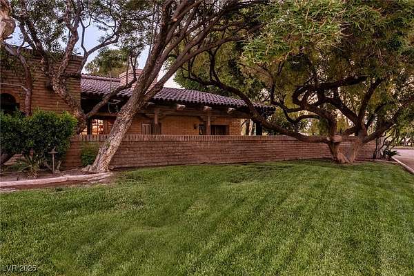 3.1 Acres of Residential Land with Home for Sale in Las Vegas, Nevada