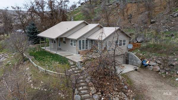 1.7 Acres of Residential Land with Home for Sale in Horseshoe Bend, Idaho