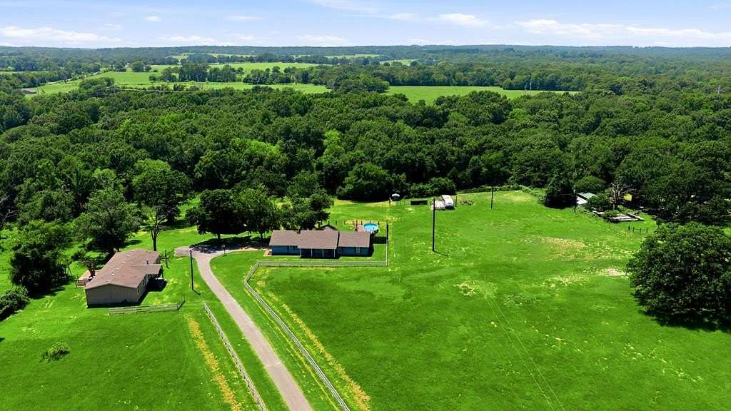 13.5 Acres of Land with Home for Sale in Athens, Texas