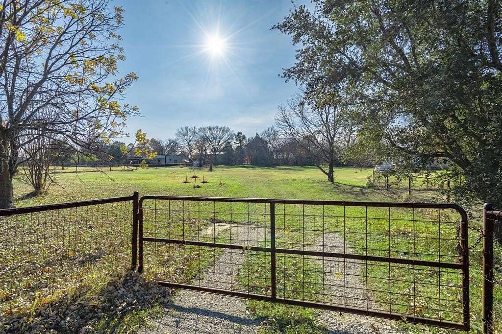 1 Acre of Residential Land for Sale in Burleson, Texas
