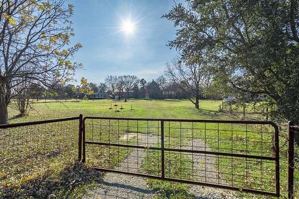 1 Acre of Residential Land for Sale in Burleson, Texas