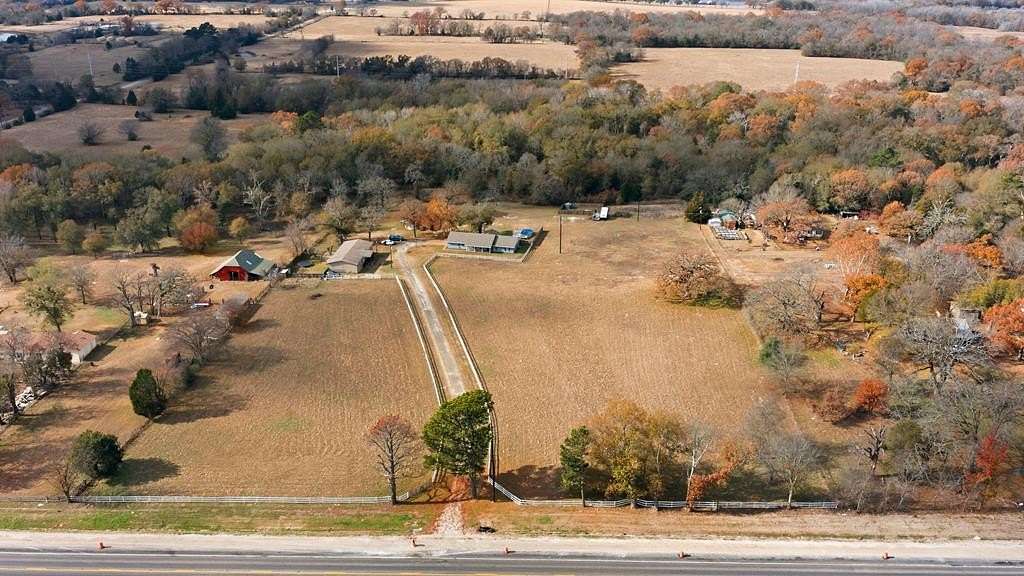 13.5 Acres of Land with Home for Sale in Athens, Texas