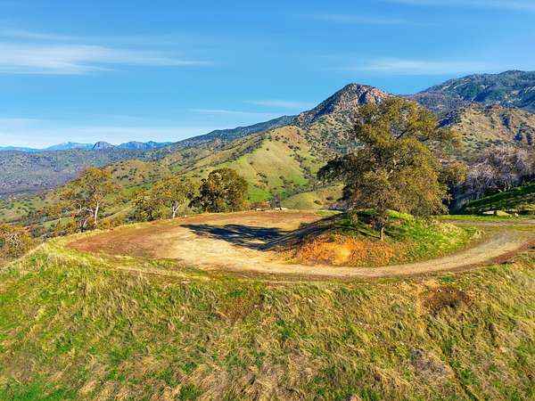 19 Acres of Land for Sale in Three Rivers, California