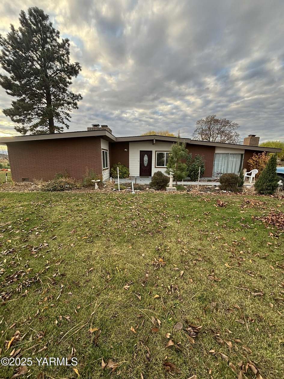 4.66 Acres of Residential Land with Home for Sale in Wapato, Washington