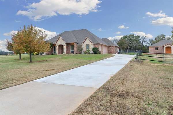2.5 Acres of Residential Land with Home for Sale in Fort Worth, Texas