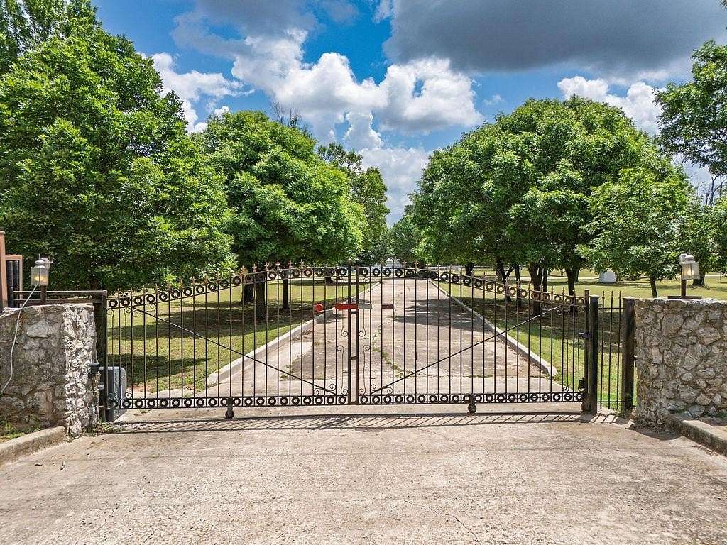 20 Acres of Land with Home for Sale in Shawnee, Oklahoma