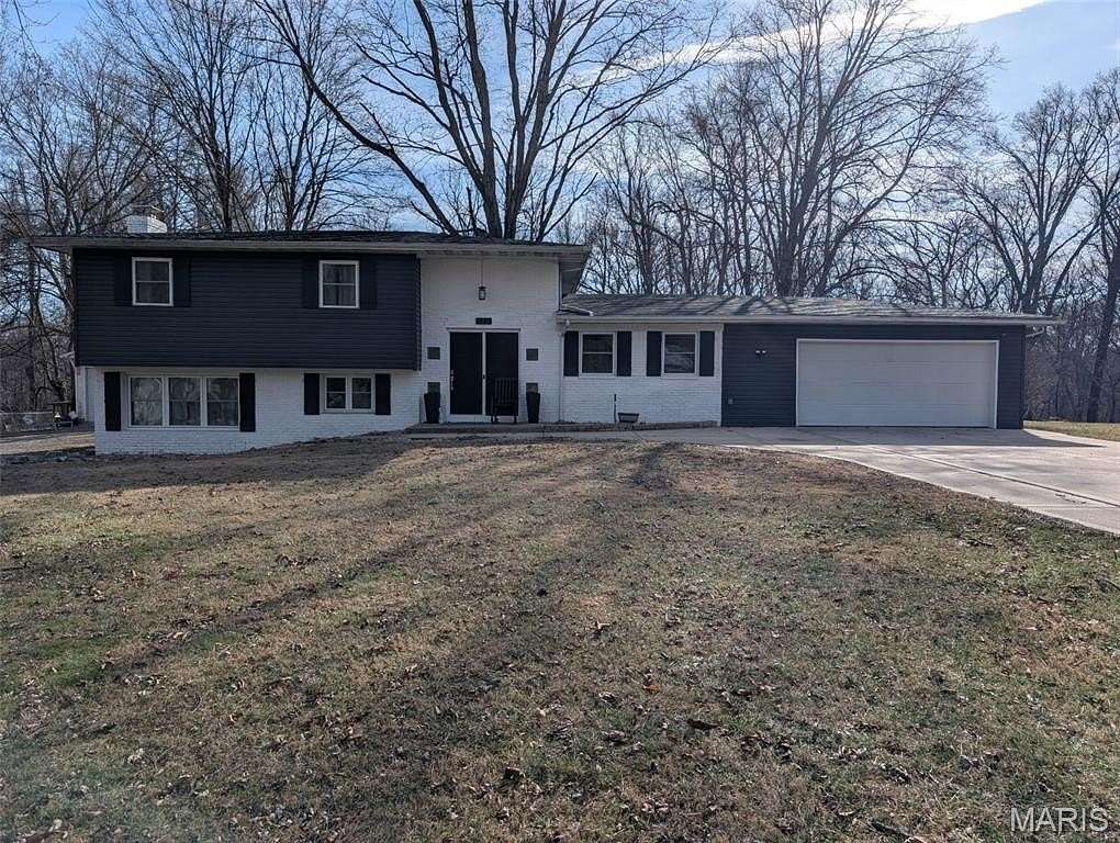 3.55 Acres of Residential Land with Home for Sale in Fairview Heights, Illinois