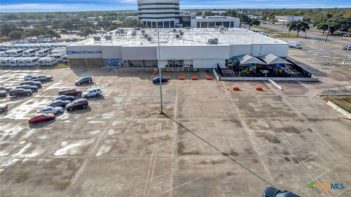 5 Acres of Improved Commercial Land for Sale in Victoria, Texas