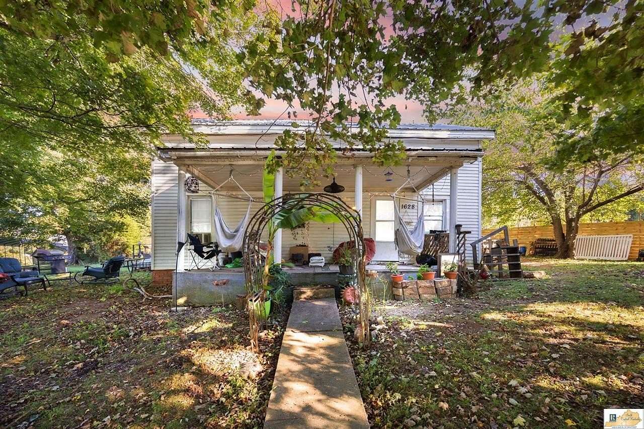 2 Acres of Residential Land with Home for Sale in Munfordville, Kentucky