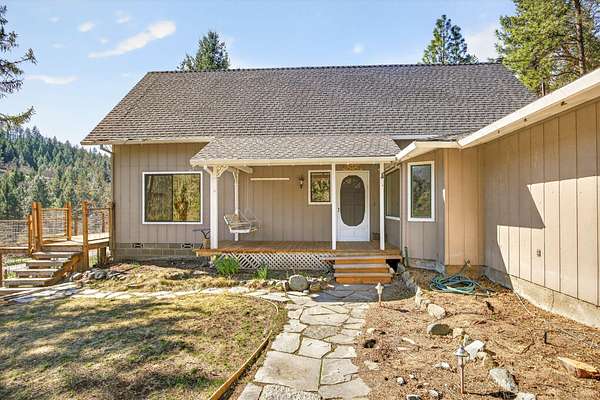 6 Acres of Land with Home for Sale in Jacksonville, Oregon