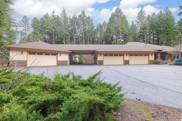 2.5 Acres of Residential Land with Home for Sale in Grants Pass, Oregon