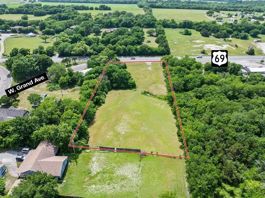 1.65 Acres of Mixed-Use Land for Sale in Whitewright, Texas