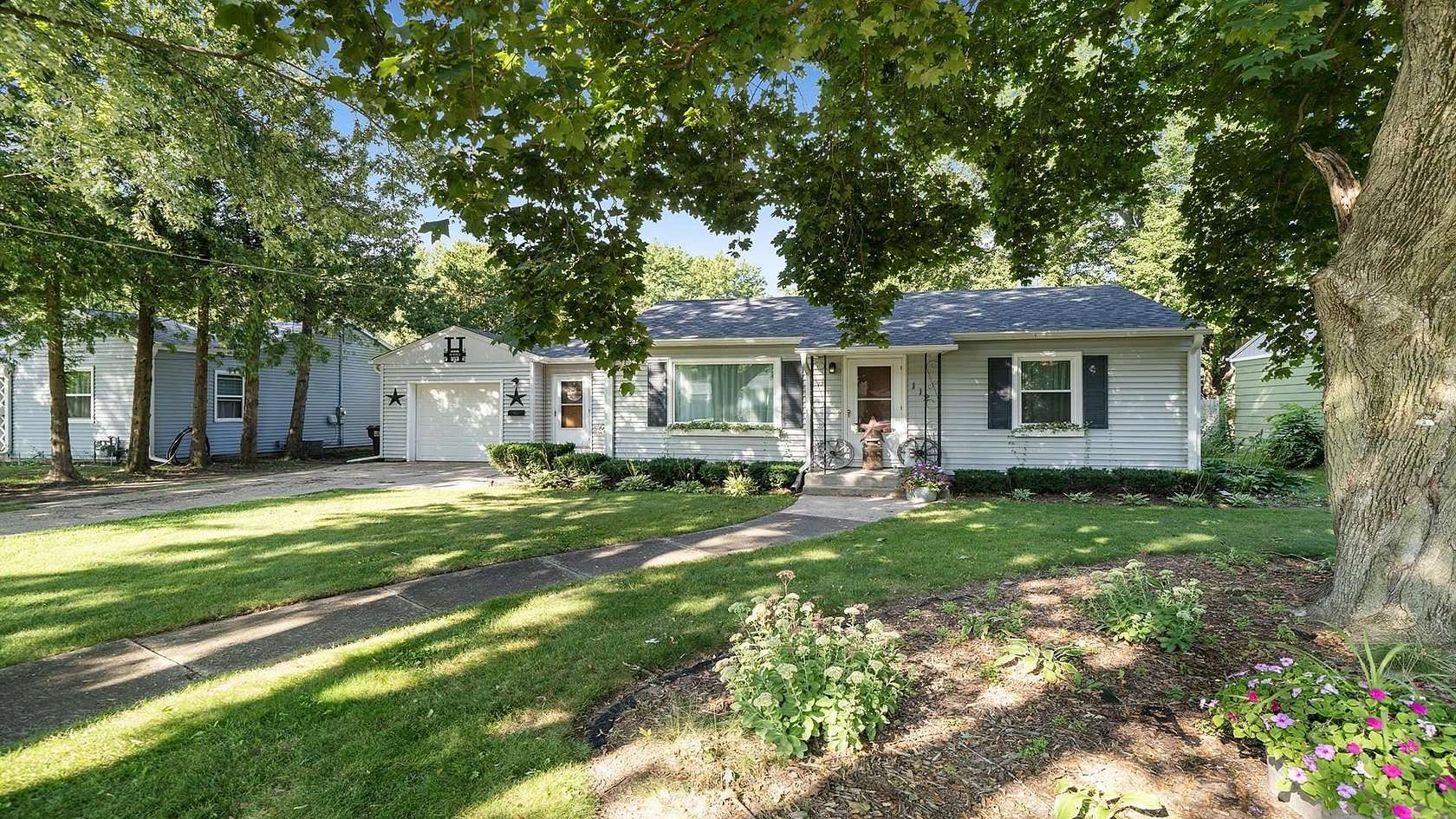 31 Acres of Land with Home for Sale in Mount Morris, Illinois