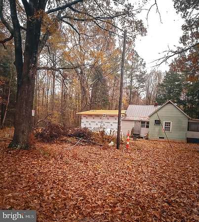 4.25 Acres of Residential Land with Home for Sale in Warfield, Virginia