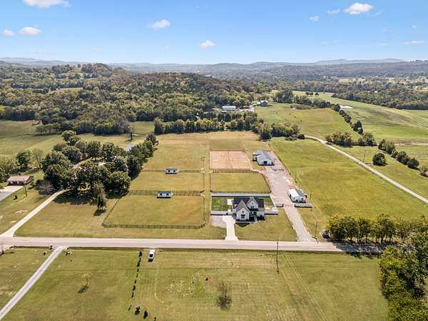 10 Acres of Land with Home for Sale in Lebanon, Tennessee