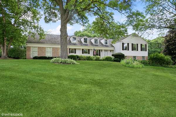 1.65 Acres of Residential Land with Home for Sale in Inverness, Illinois