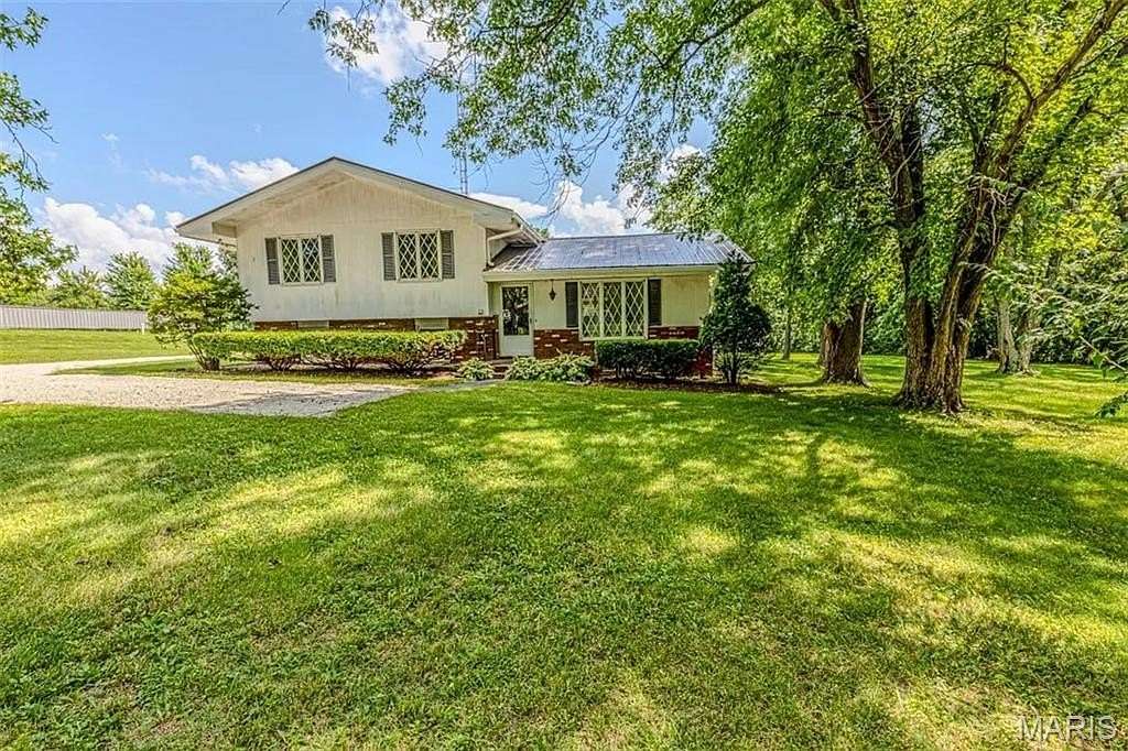 1.7 Acres of Improved Mixed-Use Land for Sale in Shelbyville, Illinois