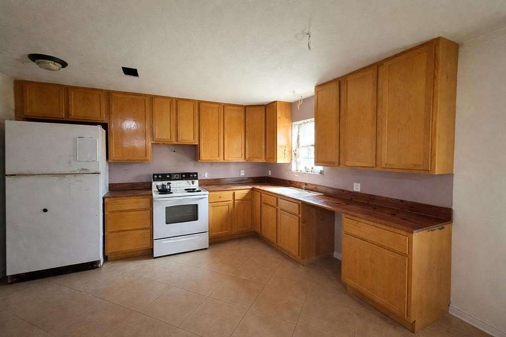 10 Acres of Residential Land with Home for Sale in Warren, Texas