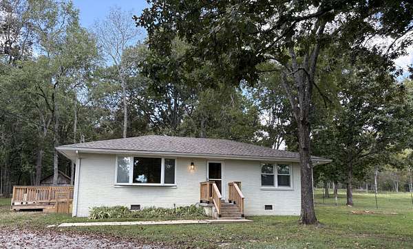 15 Acres of Land with Home for Lease in Lascassas, Tennessee