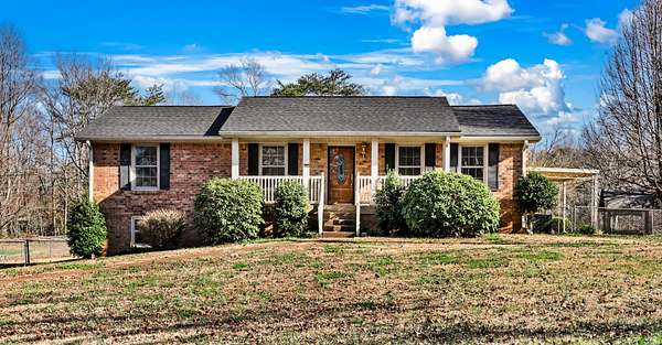 2.2 Acres of Residential Land with Home for Sale in Chapmansboro, Tennessee