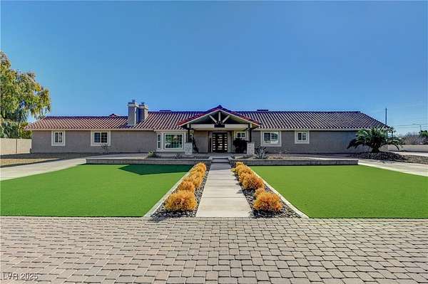 1.69 Acres of Residential Land with Home for Sale in Las Vegas, Nevada