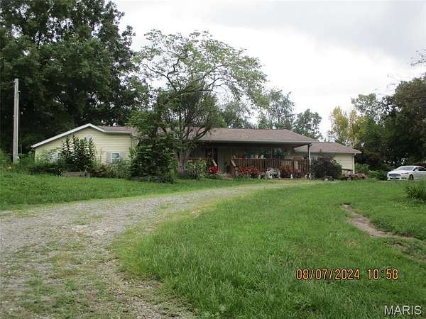 2.2 Acres of Improved Residential Land for Sale in Jerseyville, Illinois