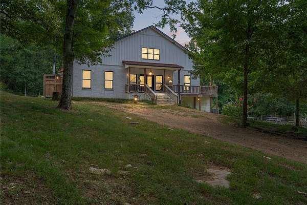 28 Acres of Land with Home for Sale in Columbia, Tennessee