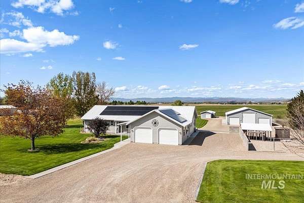 2.22 Acres of Residential Land with Home for Sale in Payette, Idaho