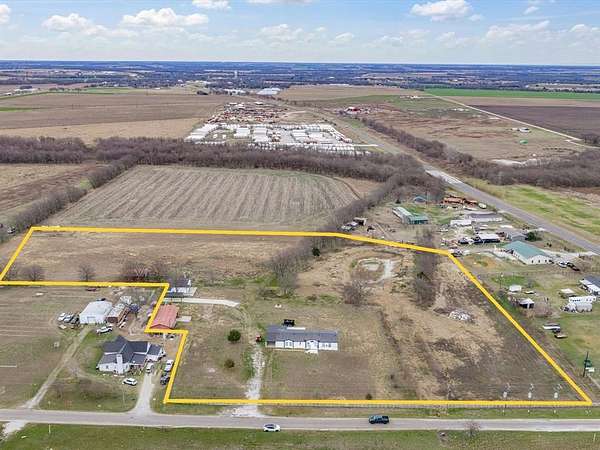 10 Acres of Land with Home for Lease in Italy, Texas
