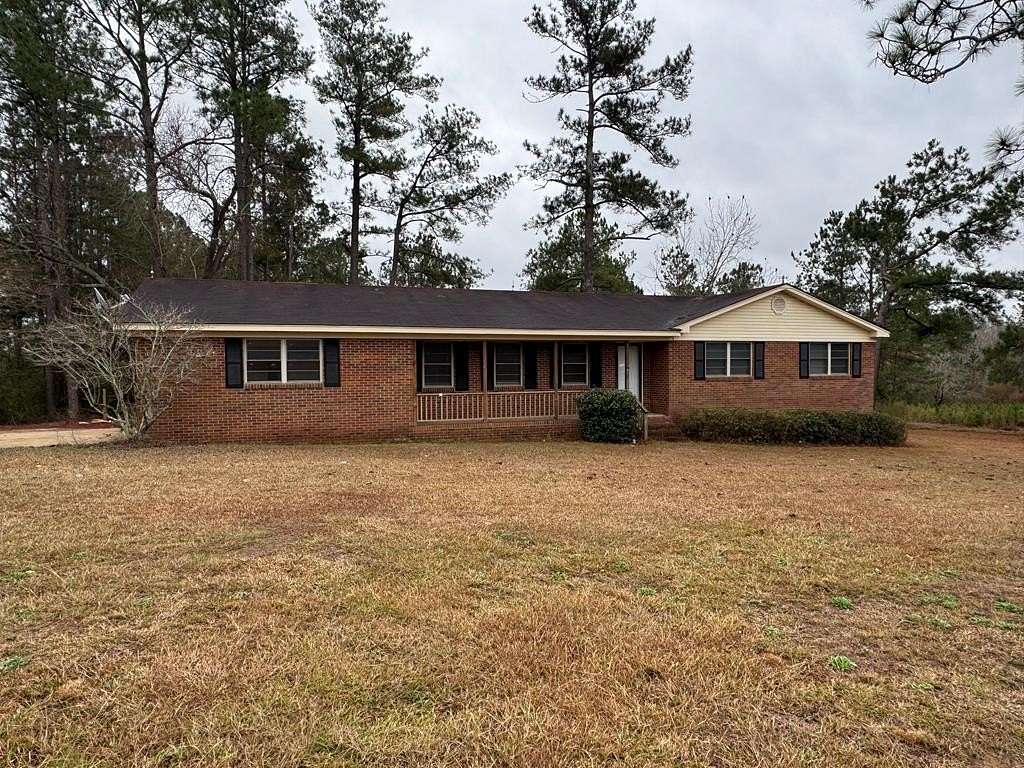 1.55 Acres of Residential Land with Home for Sale in Nicholls, Georgia