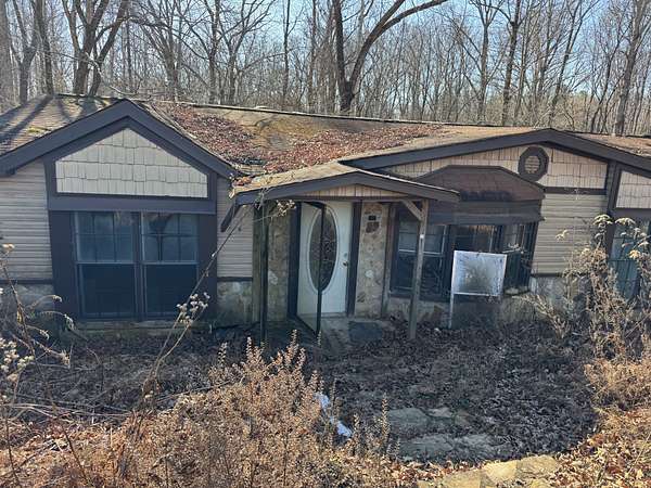 1.85 Acres of Residential Land with Home for Auction in Gainesboro, Tennessee