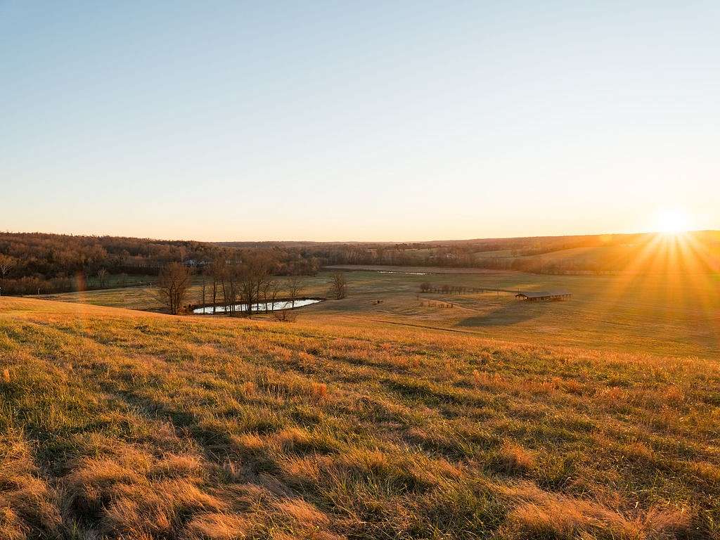 582 Acres of Land with Home for Sale in Nunnelly, Tennessee