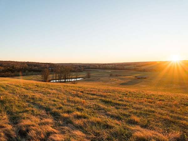 582 Acres of Land with Home for Sale in Nunnelly, Tennessee